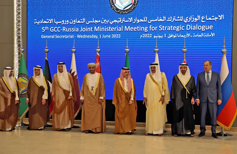 Sergueï Lavrov en compagnie de plusieurs ministres des Affaires étrangères des pays du Golfe