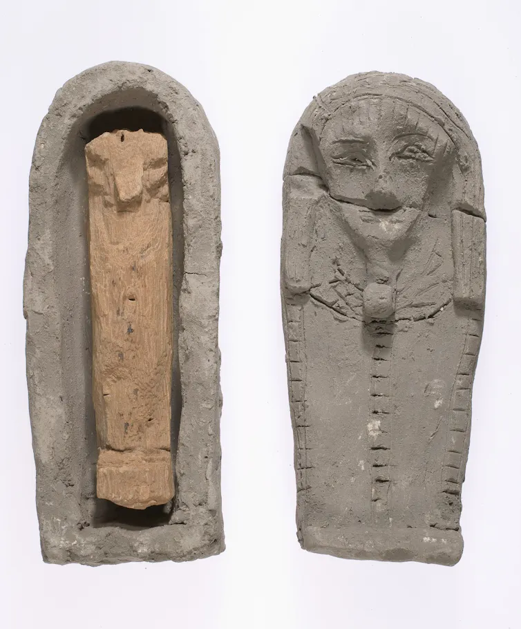 Estatuilla egipcia de madera en su ataúd de terracota.
