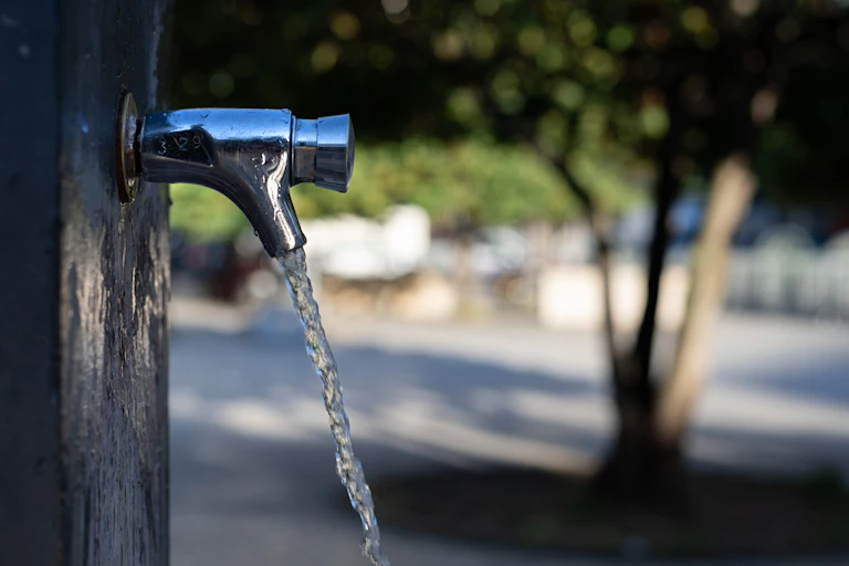 De l'eau coule d'une fontaine