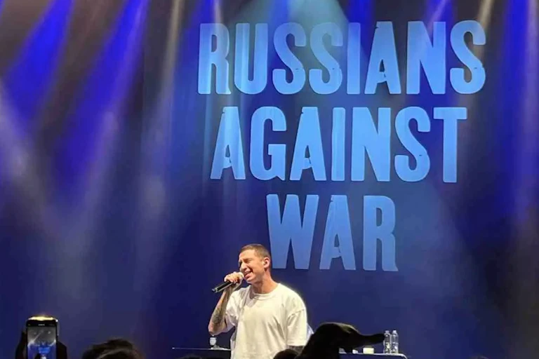 Le chanteur russe Oxxxymiron en concert. Derrière lui, l'inscription « Russians against war ».
