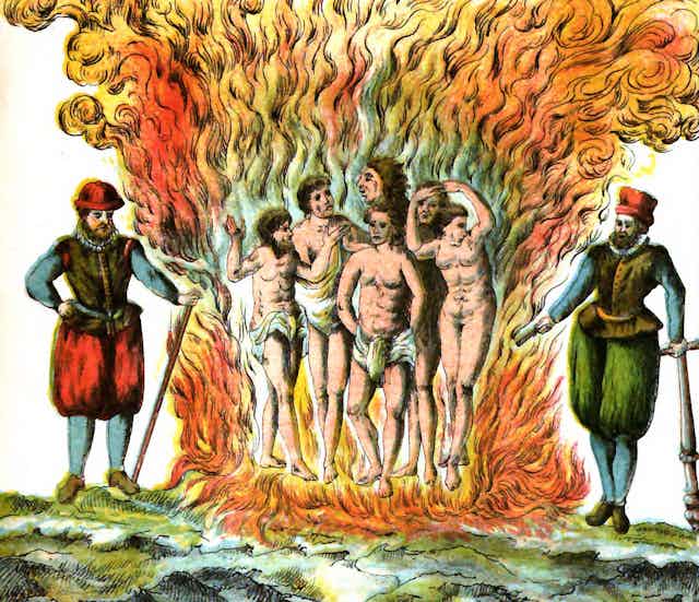 Dibujo a color de dos conquistadores españoles bordeando una hoguera en la que arden seis hombres y mujeres desnudos.