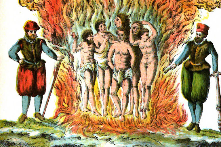 Dibujo a color de dos conquistadores españoles bordeando una hoguera en la que arden seis hombres y mujeres desnudos.