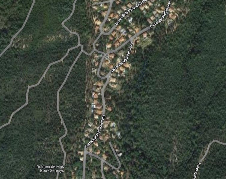 Imagen de satélite que muestra una población entre vegetación