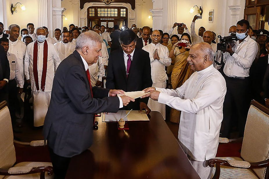 Ranil Wickremesinghe et Dinesh Gunawardena lors de la nomination du second premier ministre par le premier