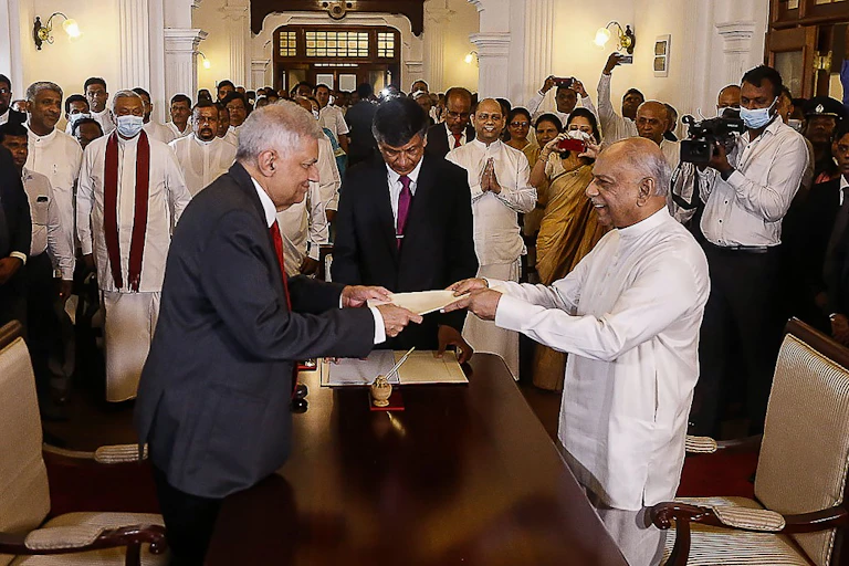Ranil Wickremesinghe et Dinesh Gunawardena lors de la nomination du second premier ministre par le premier