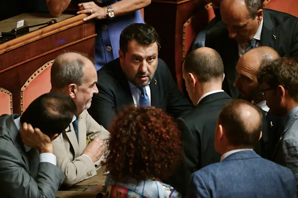 Matteo Salvini entouré des sénateurs de la Ligue au Sénat italien