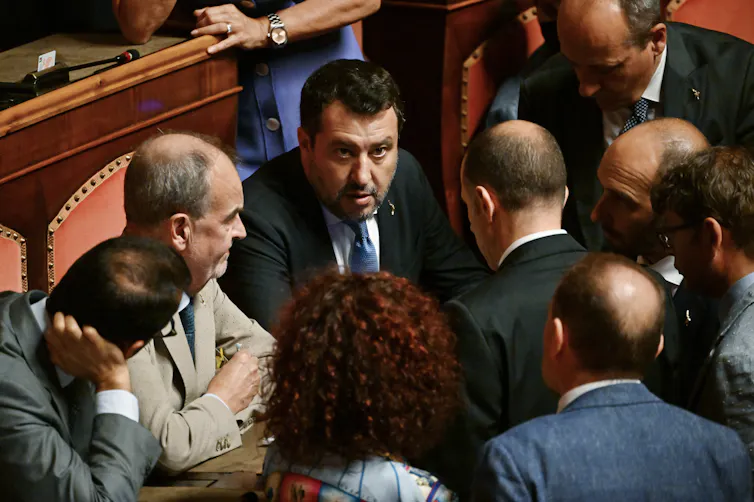 Matteo Salvini entouré des sénateurs de la Ligue au Sénat italien
