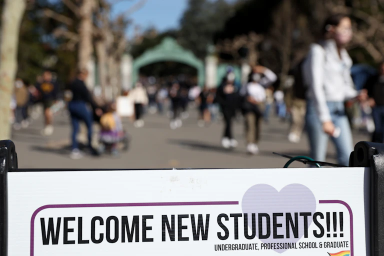 A sign that says "Welcome new students!!!"