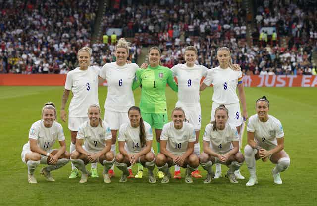England women's footballers pose for a team photo before the semi-final against Sweden at Bramall Lane in Sheffield, July 2022.a 