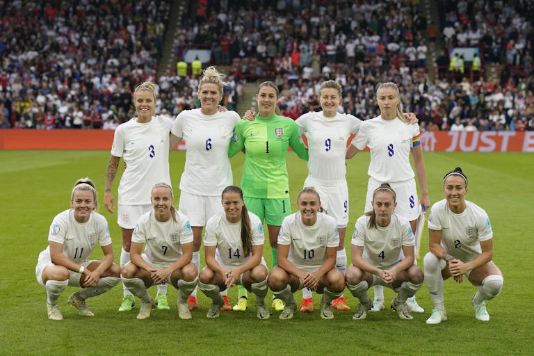 England women's footballers pose for a team photo before the semi-final against Sweden at Bramall Lane in Sheffield, July 2022.a