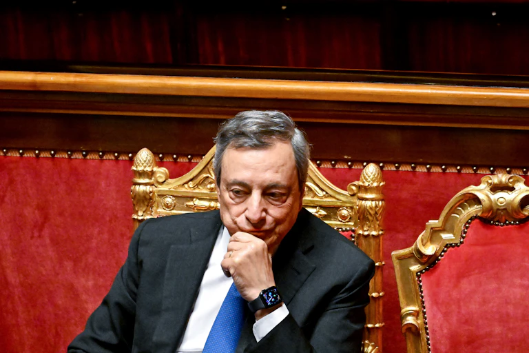 Mario Draghi, l'air songeur, au Sénat à Rome
