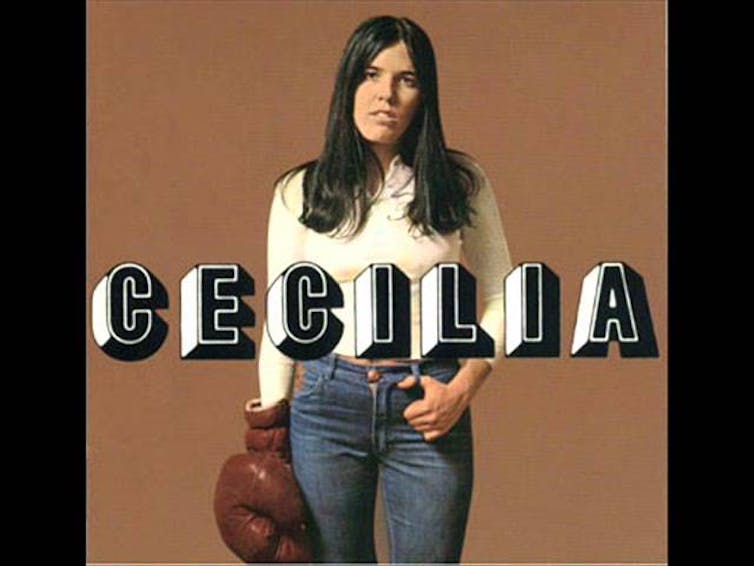 Portada de un disco en el que Cecilia viste camiseta blanca y vaqueros y cubre su mano derecha con un guante de boxeo.