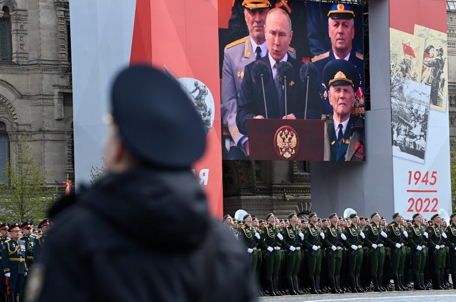 Écran sur la place Rouge à Moscou montrant un discours de Vladimiir Poutine