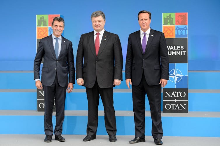 Le secrétaire général de l'OTAN, Anders Fogh Rasmussen, le président ukrainien Petro Porochenko et le premier ministre britannique David Cameron