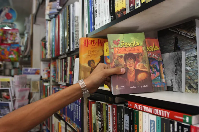 Un livre sur une étagère