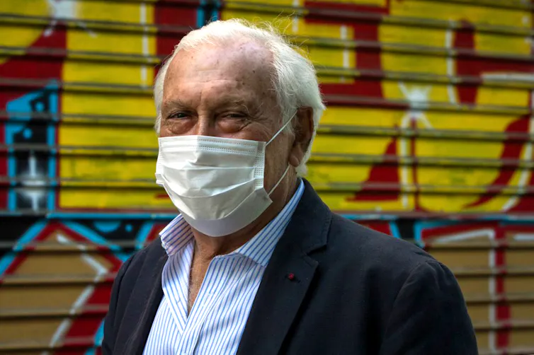 Jean-François Delfraissy, président du conseil scientifique Covid-19 portant un masque