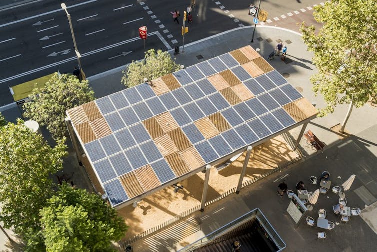 Cubierta con placas solares sobre un parque para ayudar a combatir temperaturas extremas