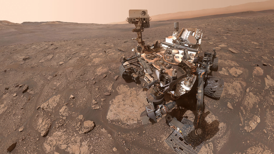 Le robot Curiosity sur le sol martien