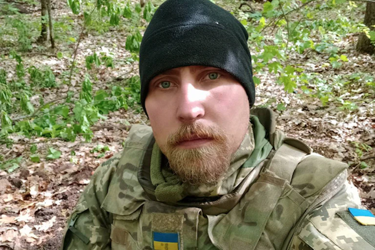 Photo d'un homme en bonnet et en uniforme militaire