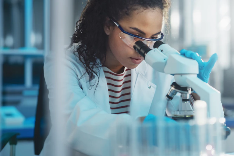 femme regarde dans un microscope