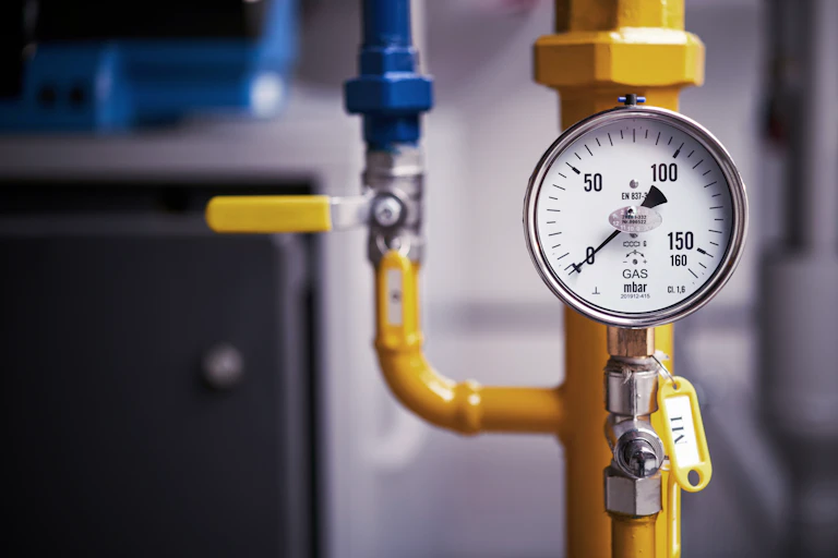 Gas pipes and valve showing zero pressure