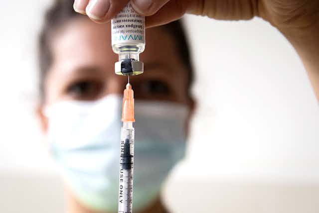 Une soignante prépare une dose de vaccin Imvanex à Paris
