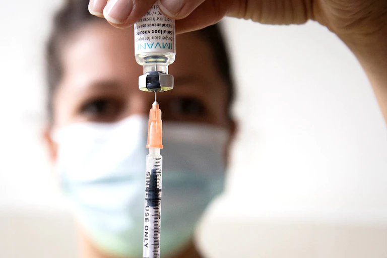 Une soignante prépare une dose de vaccin Imvanex à Paris