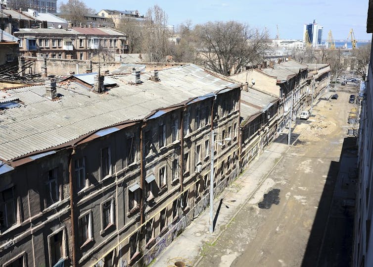 En un día soleado, se ve una calle de edificios destrozados y bombardeados.