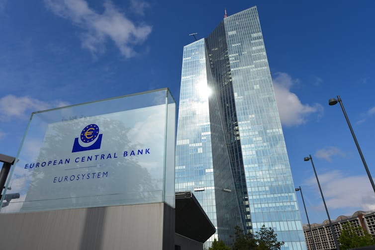 Plano externo de la señal y el edificio del Banco Central Europeo en Frankfurt, Alemania