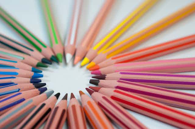 Lápices de colores forman un círculo en el orden de los colores del arcoiris.