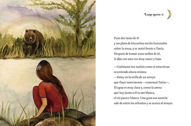 Una niña sentada frente a un río observa a un oso que pasea por la orilla de enfrente.