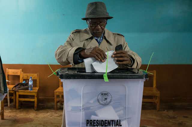 A Kenyan man casts his ballot in the 2017 election.