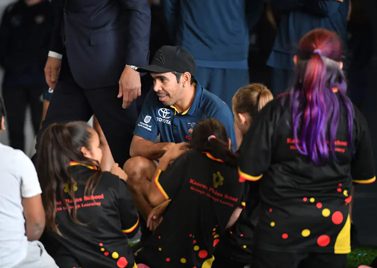 Eddie Betts talks to indigenous children in May 2018.