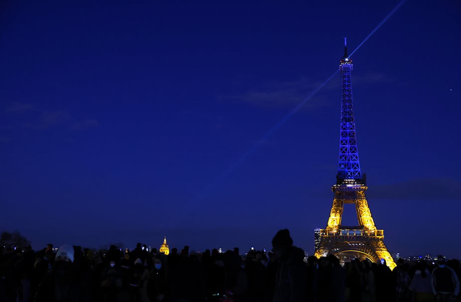La Tour Eiffel illuminée de jaune et  bleu, couleurs du drapeau ukrainien