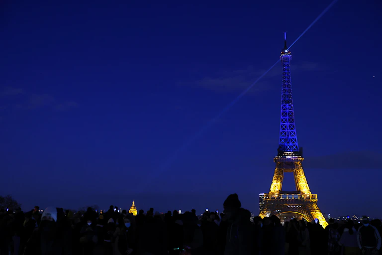 La Tour Eiffel illuminée de jaune et bleu, couleurs du drapeau ukrainien