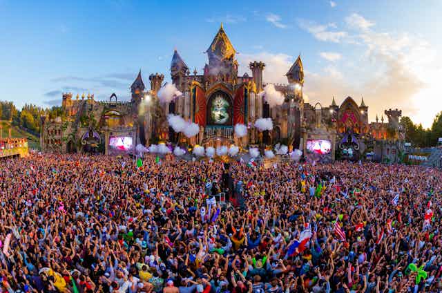 Miles de personas asisten a un concierto en el festival de música electrónica Tomorrowland.