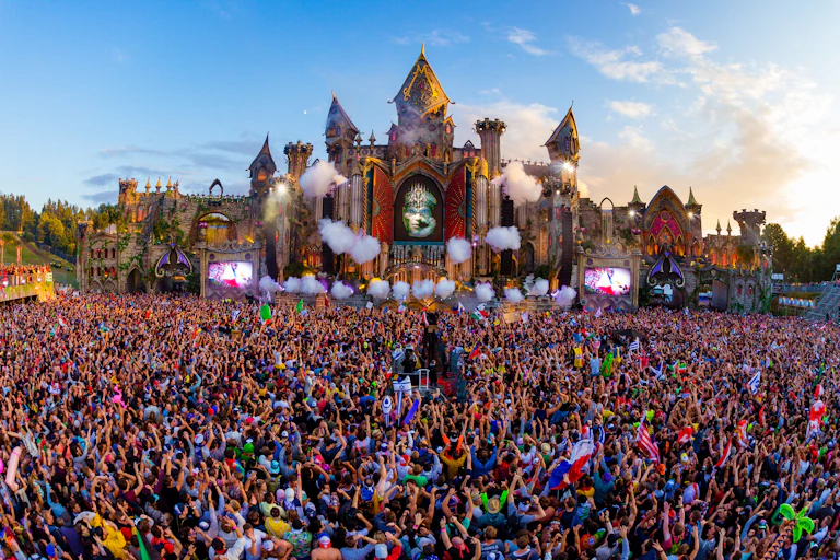 Miles de personas asisten a un concierto en el festival de música electrónica Tomorrowland.