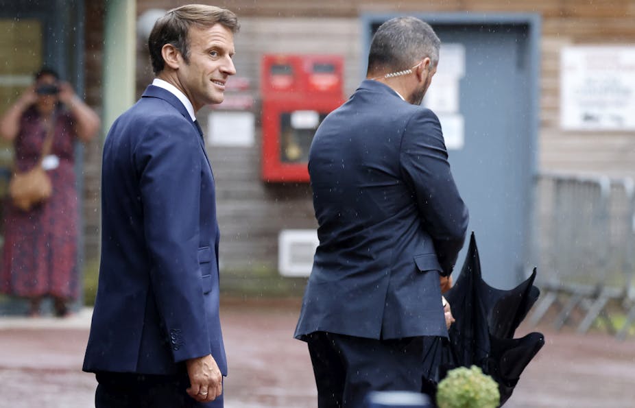 Emmanuel Macron accompagné d'un garde du corps au Touquet