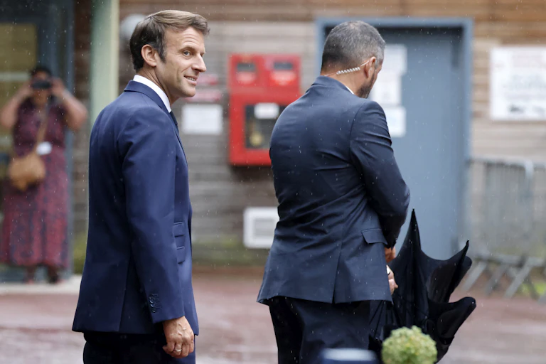 Emmanuel Macron accompagné d'un garde du corps au Touquet