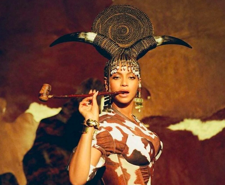Beyoncé en costume de scène qui reprend des éléments traditionnels africains.