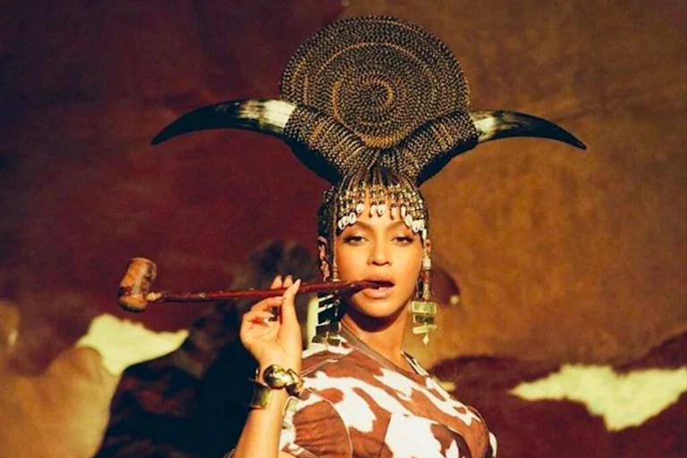Beyoncé en costume de scène qui reprend des éléments traditionnels africains.