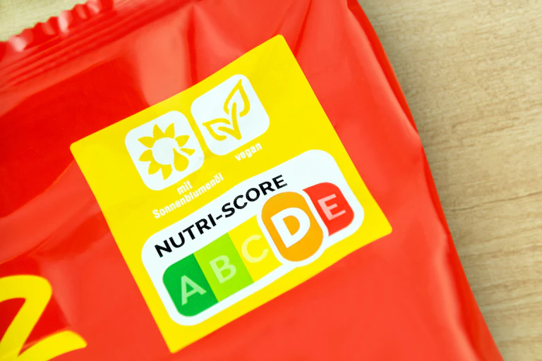 Bolsa de alimento con la calificación D de Nutri-Score.