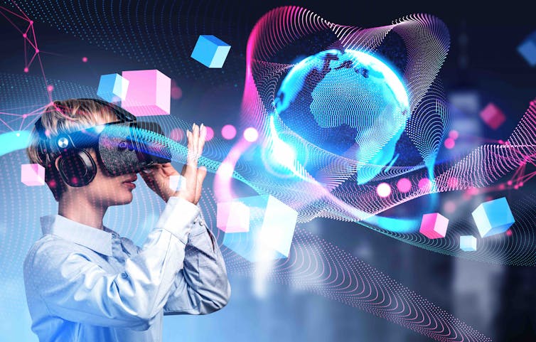 Mujer con gafas de realidad virtual tocando formas en el aire.