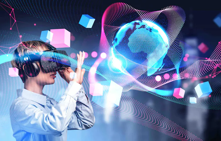 Mujer con gafas de realidad virtual tocando formas en el aire.