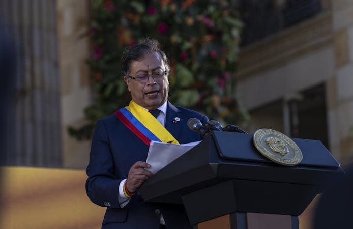 Símbolos de cambio y cinco desafíos para el nuevo presidente de Colombia