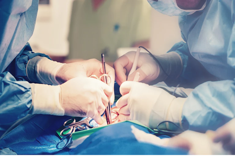 Des chirurgiens qui opèrent un patient.