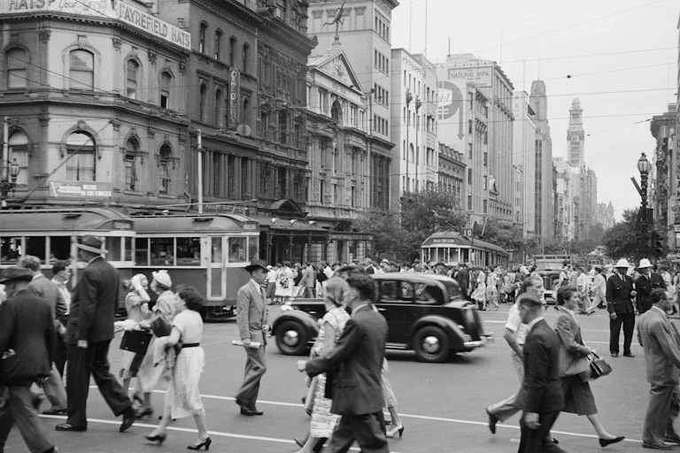 a busy Melbourne city street, in 1950