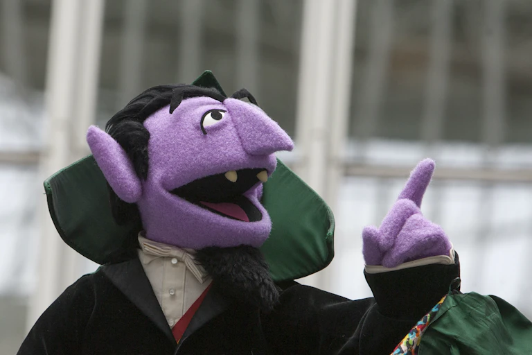 Marioneta del Conde Draco de perfil con la boca abierta.