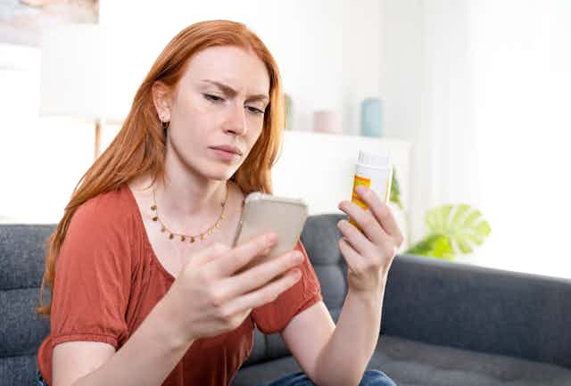 Mujer busca información sobre medicamento en internet.