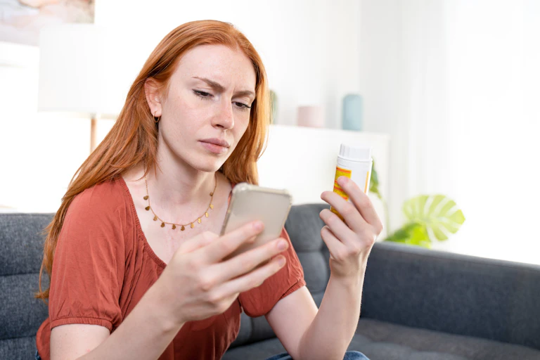 Mujer busca información sobre medicamento en internet.